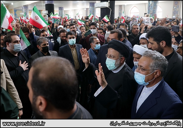 عکس/ دریافت نامه های مردم با لباس های خاکی توسط رئیس جمهور