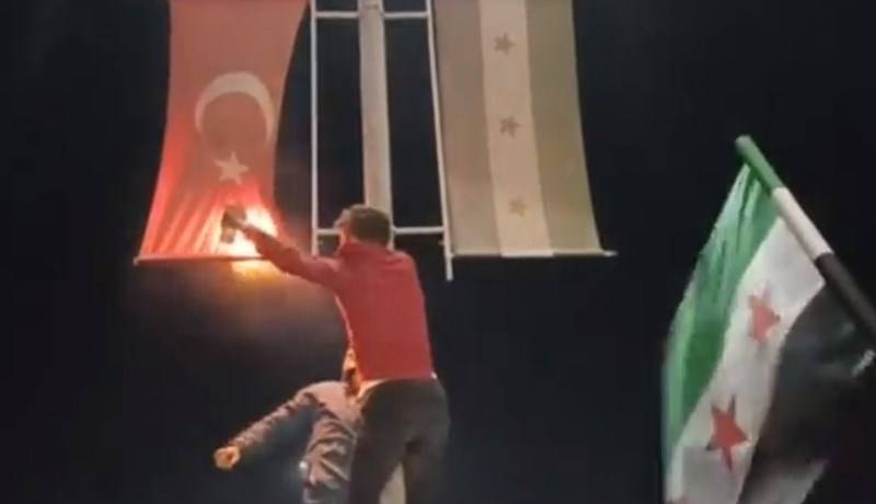 چرا معارضین سوری پرچم ترکیه را آتش زدند؟