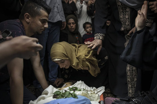 تشییع پیکر یک کودک فلسطینی در حملات هوایی اخیر صهیونیست ها 