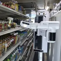 این ربات فروشگاهی با دقت قفسه‌ها را شارژ می‌کند