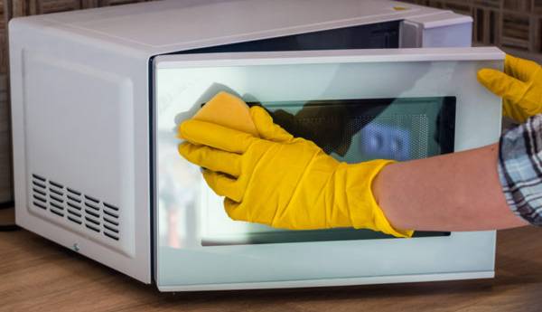 ترفندی برای تمیز کردن وسایل برقی زرد شده