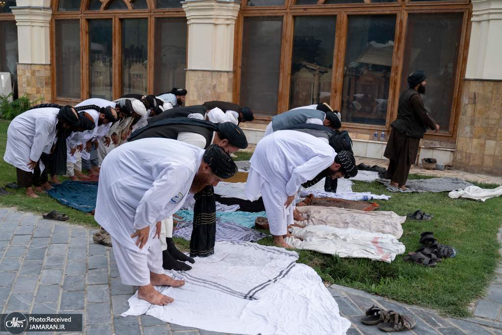 اقامه نماز اعضای طالبان در کاخ ریاست جمهوری سابق