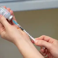 کرونا/ تایید واکسن سویه غالب اُمیکرون در انگلیس