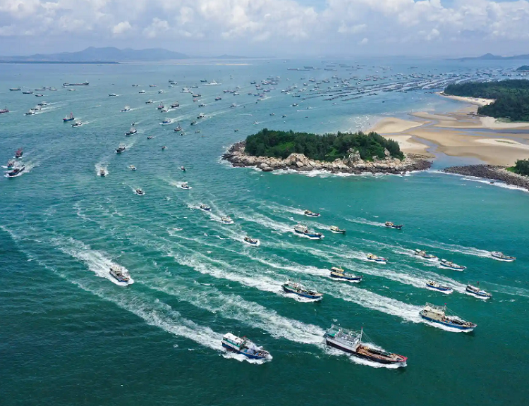 تصویری جالب از ترافیک ماهیگیران چینی در دریا