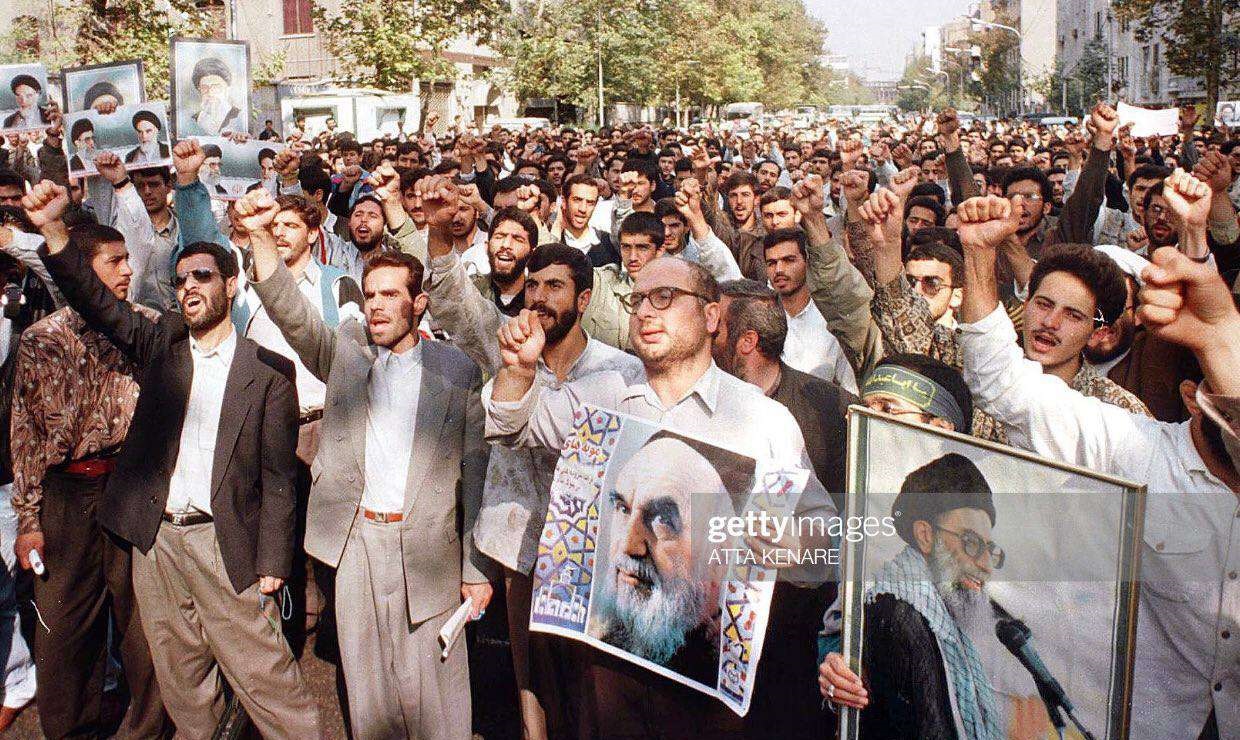 عکس/ آقای دوربینی در تجمع علیه سلمان رشدی در ۲۴ سال قبل!