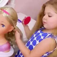 زخم کاری عروسک‌های آرایش‌کرده به دختربچه‌ها
