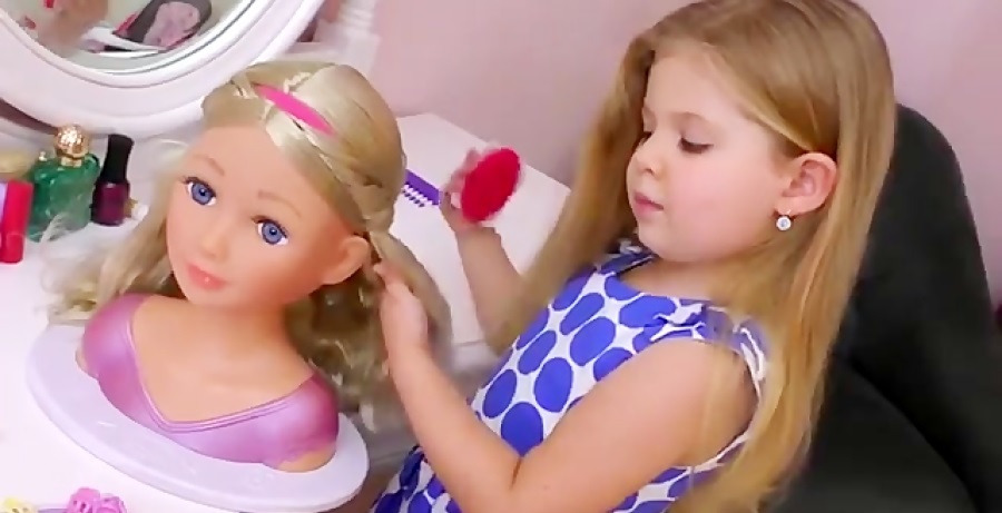 زخم کاری عروسک‌های آرایش‌کرده به دختربچه‌ها