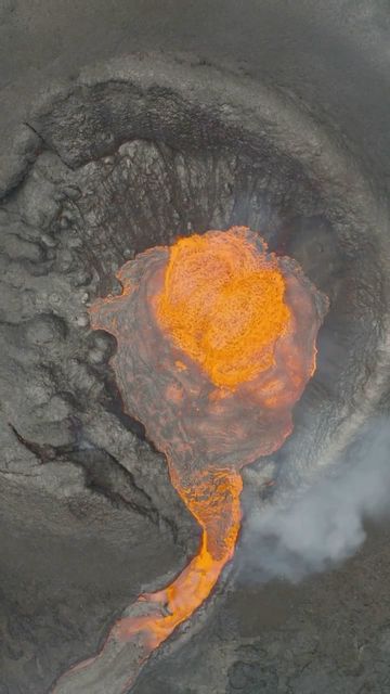 فوران آتشفشان از نمایی نزدیک