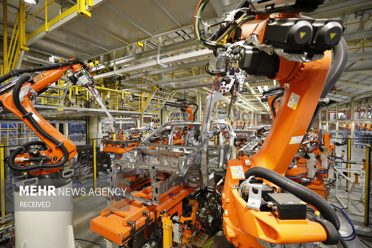 عکس/ راه‌اندازی خط تولید رباتیک بدنه SUV برای اولین بار در کشور
