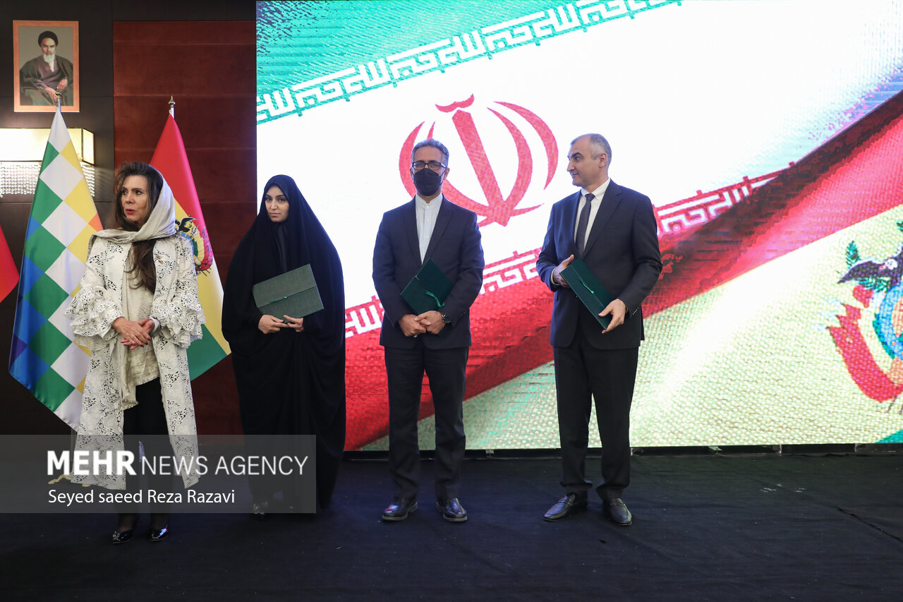 عکس/ تقدیر سفیر بولیوی از نرجس سلیمانی فرزند حاج قاسم