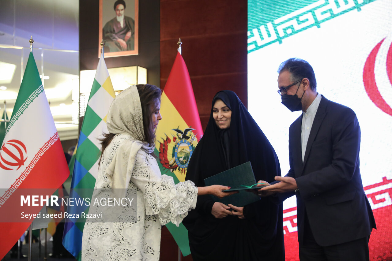 عکس/ تقدیر سفیر بولیوی از نرجس سلیمانی فرزند حاج قاسم