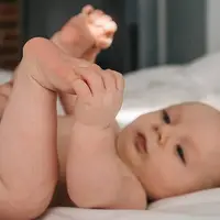 به چه علت نوزادان پا‌هایشان را بالا می‌گیرند؟