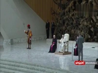 یک گارد سوئیسی واتیکان در حضور پاپ غش کرد