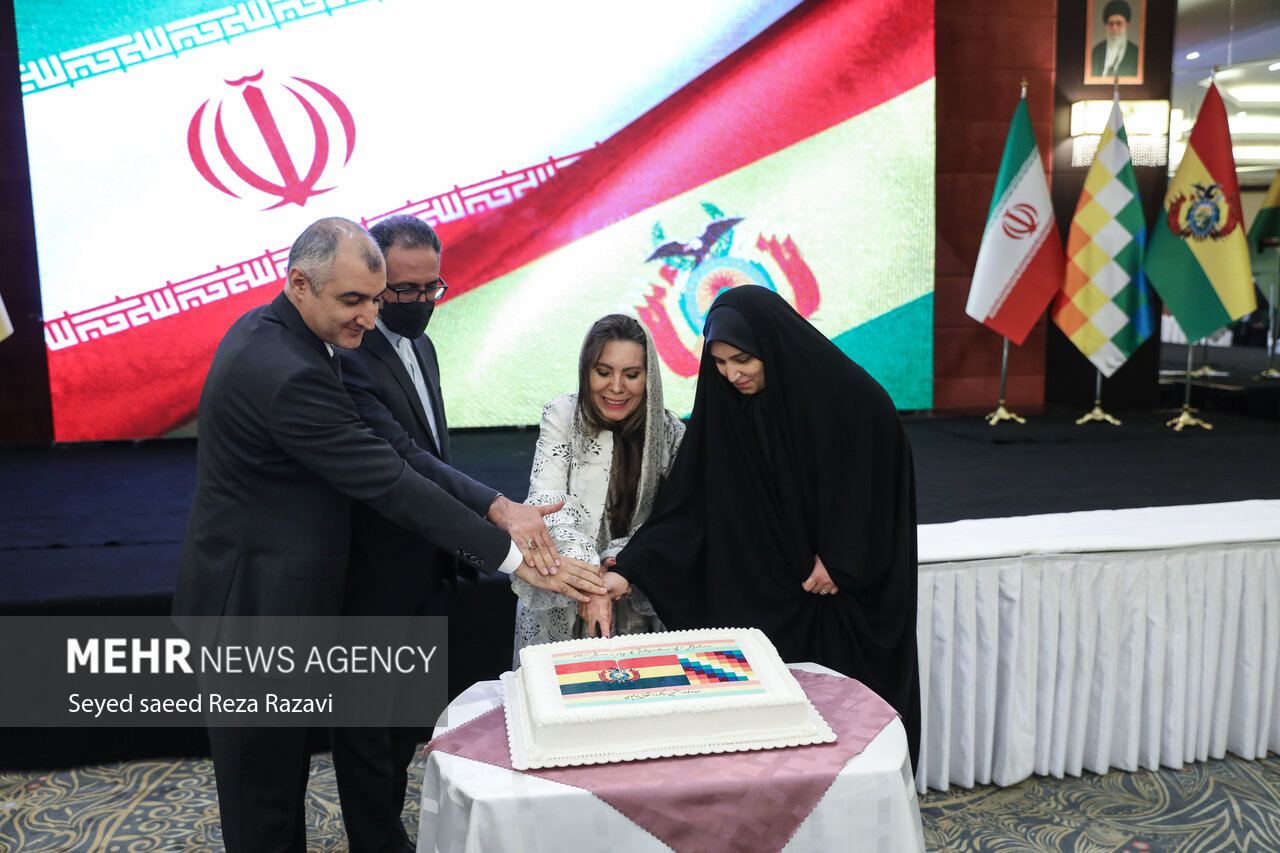 عکس/ تقدیر سفیر بولیوی از نرجس سلیمانی فرزند حاج قاسم