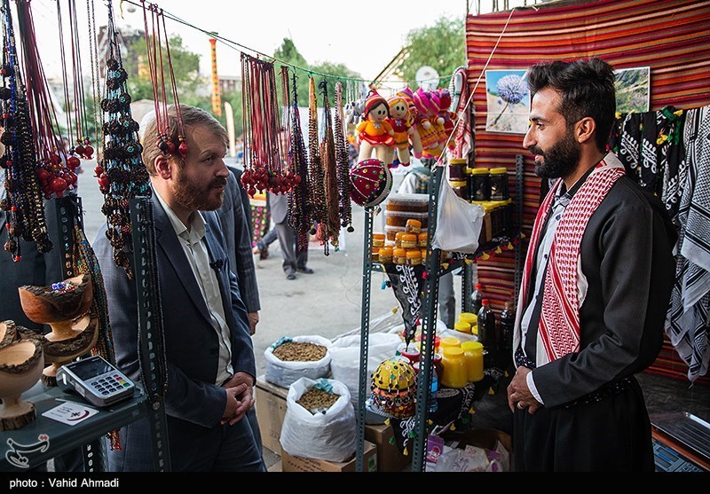 عکس/ نمایشگاهی برای عرضه محصولات مناطق محروم توسط بنیاد علوی