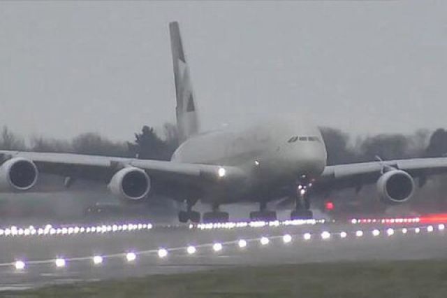 فرود خلبان حرفه‌ای در باد 75 کیلوتر در ساعت