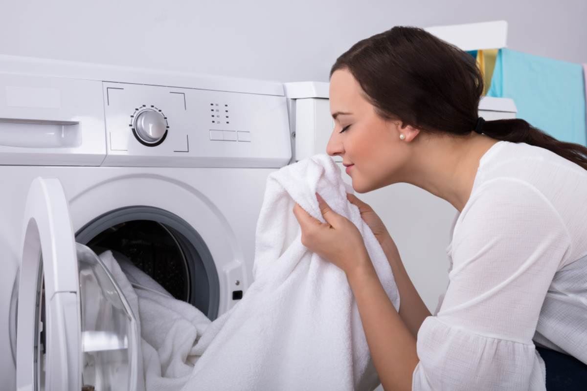 6 ترفند ساده برای از بین بردن بوی بد لباس