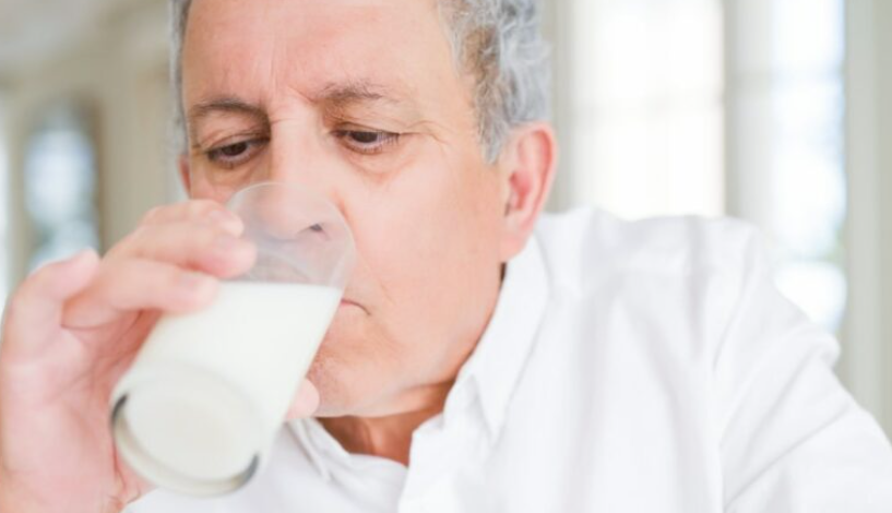 پژوهشگران: نوشیدن روزانه سه فنجان شیر می‌تواند در جلوگیری از ابتلا به آلزایمر موثر باشد