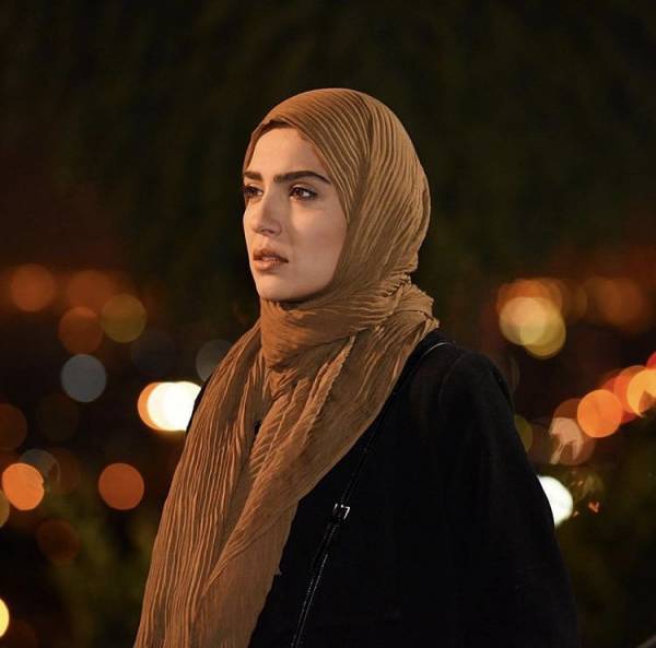 چهره‌ها/ لحظات شاعرانه و رمانتیک مونا کرمی از پشت پنجره