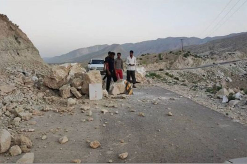 تصاویری از ریزش کوه در جاده چالوس