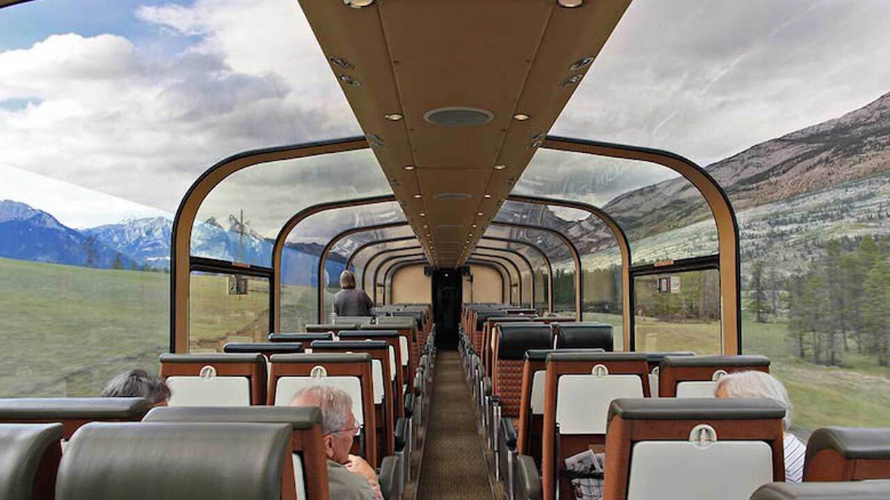 نمای دیدنی کوهستان از داخل یک قطار شیشه‌ای