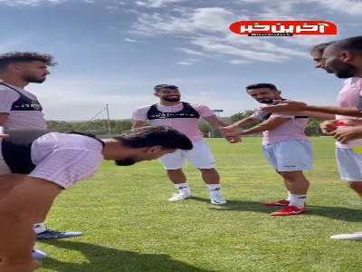 تونل خوشامدگویی تراکتوری ها برای محمد حسینی مدافع سابق باشگاه استقلال تونل خوشامدگویی تراکتوری ها برای محمد حسینی مدافع سابق باشگاه استقلال