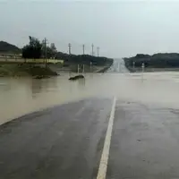 بازگشایی جاده مسدودشده بر اثر سیلاب در مراوه‌تپه 