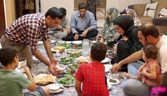 فواید ‌روانی شگفت‌انگیزِ غذا خوردن خانوادگی