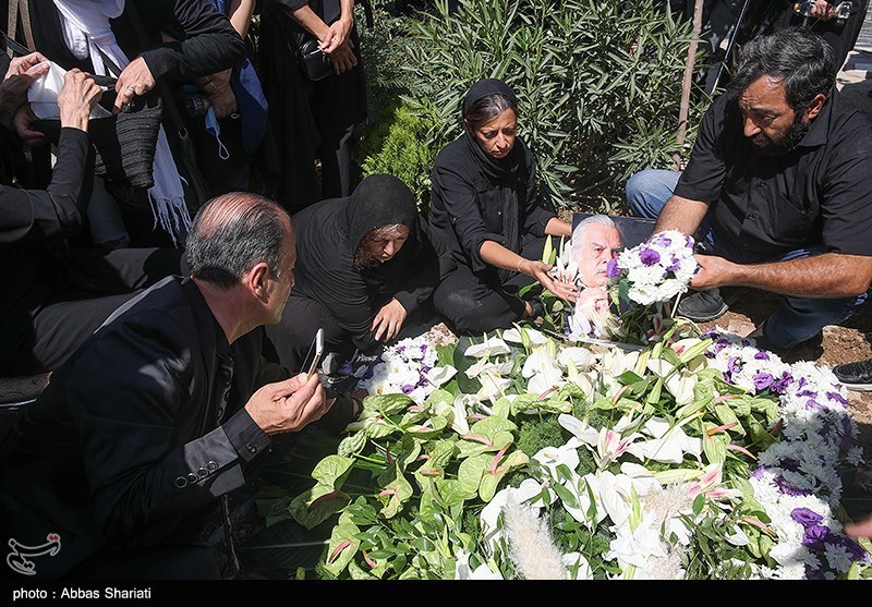 عکس/ مراسم خاکسپاری "منوچهر اسماعیلی" صدای ماندگار دوبله