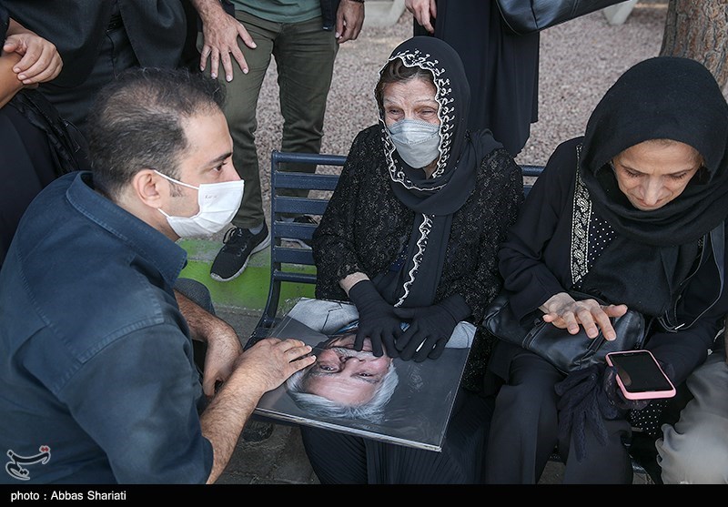 عکس/ مراسم خاکسپاری "منوچهر اسماعیلی" صدای ماندگار دوبله