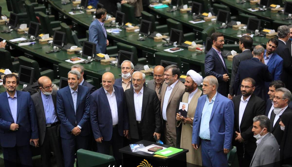 مجلس به روزمرگی افتاده است