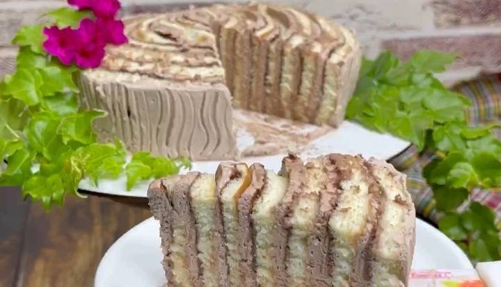 رول کیک شکلاتی یک عصرانه جذاب و خوشمزه