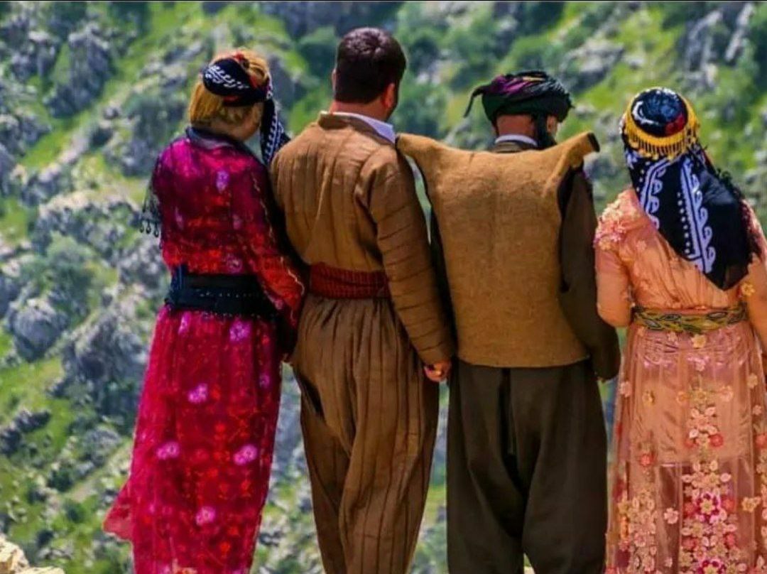 آشنایی با لباس های زنانه و مردانه کردی