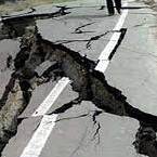 لحظه رانش زمین و سقوط یک اتوبوس در جاده