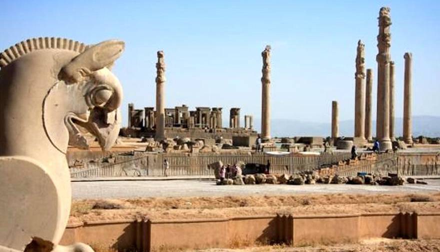 واکنش مجموعه تخت جمشید به ماجرای تبلیغ لباس در این مجموعه تاریخی!