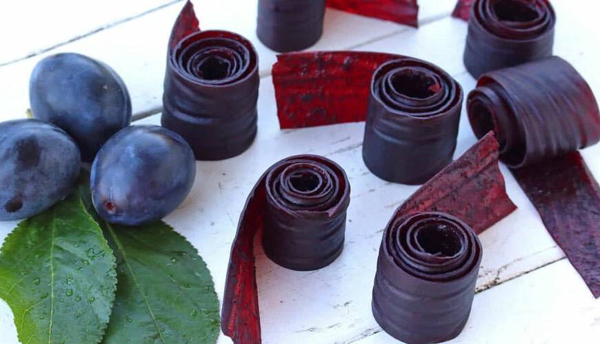 دستور تهیه «لواشک آلو سیاه» در خانه
