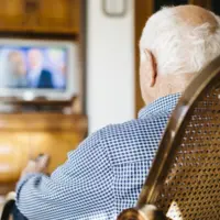 تماشای طولانی مدت تلویزیون می‌تواند خطر ابتلا به زوال عقل را در افراد مسن افزایش دهد