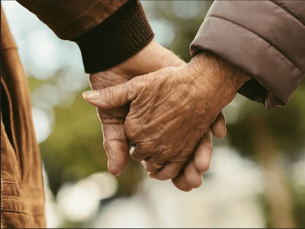 پدر و مادر 63 ساله‌ام، انگار از همه چیز فراری شدند!