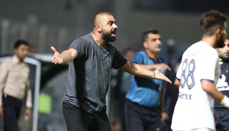 حاشیه دیدار ملوان – ذوب‌آهن/ زارع شاگردانش را از زمین بیرون کشید