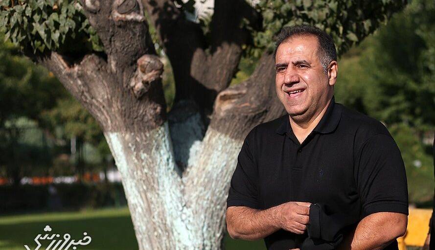 تاج خودش از بالایی‌هاست پس مشکل را حل کند!