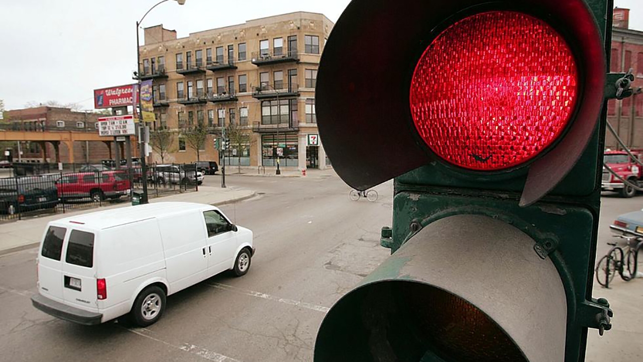 سقوط چراغ راهنمایی و رانندگی روی سر راکب