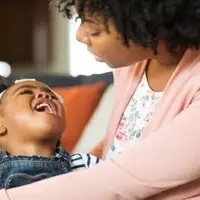 آیا خندیدن کودک در زمان تنبیه عادی است؟