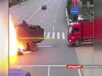 لحظه وحشتناک آتش گرفتن موتورسوار بعد از تصادف با کامیون