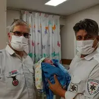 تولد نوزاد عجول لایبیدی در دستان سفید‌پوشان اورژانس