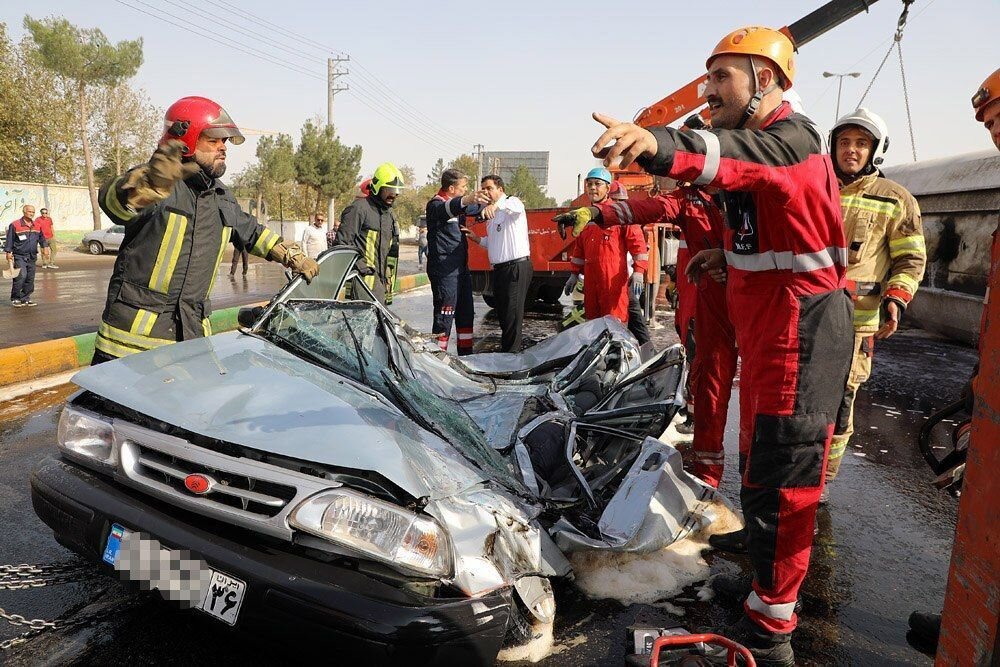 عکس/ له شدن پراید در پی واژگونی تریلی در مشهد!