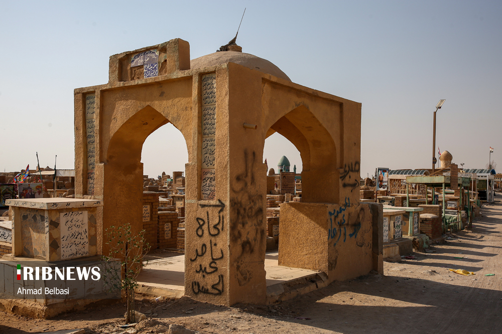 عکس/ زیارت زائران اربعین حسینی در قبرستان وادی السلام