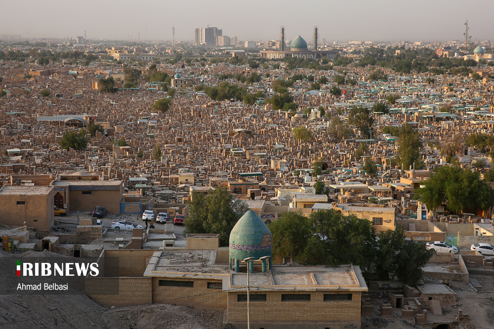 عکس/ زیارت زائران اربعین حسینی در قبرستان وادی السلام