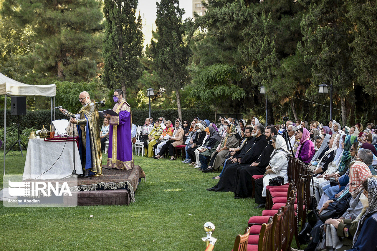 عکس/ مراسم بزرگداشت بازگشت صلیب مقدس در کلیسای صلیبی تهران