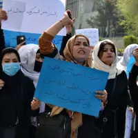 تظاهرات دختران افغانستانی در اعتراض به بستن مدارس دخترانه