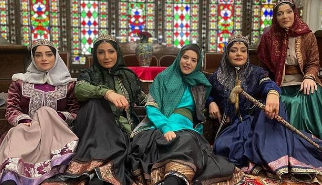 چهره ها.  زنان قاجاری در یک قاب